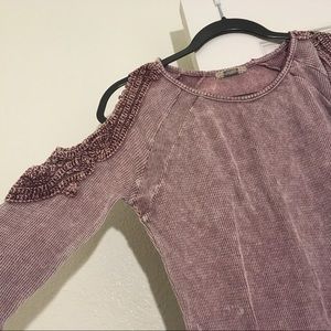 gimmicks by BKE Cold Shoulder top